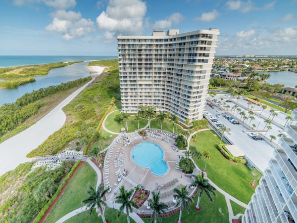 Modern Beachfront Condo with Gulf Views Walk To Beach, Dinning & Shops